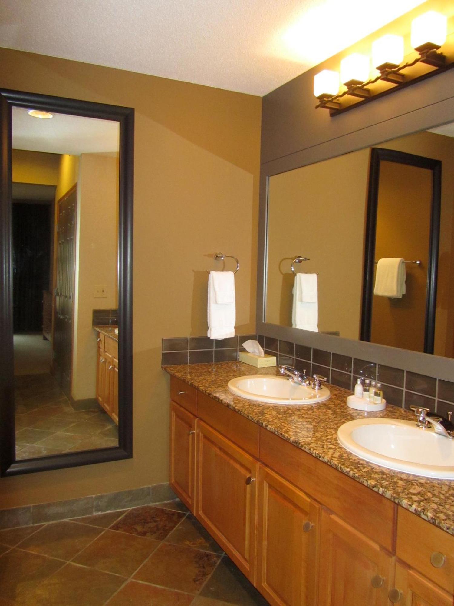 Platinum Suites Resort - Vacation Rentals Канмор Экстерьер фото