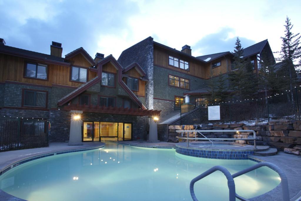 Platinum Suites Resort - Vacation Rentals Канмор Экстерьер фото