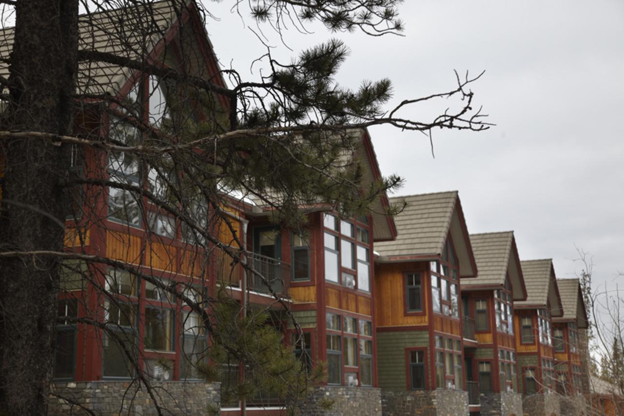 Platinum Suites Resort - Vacation Rentals Канмор Экстерьер фото